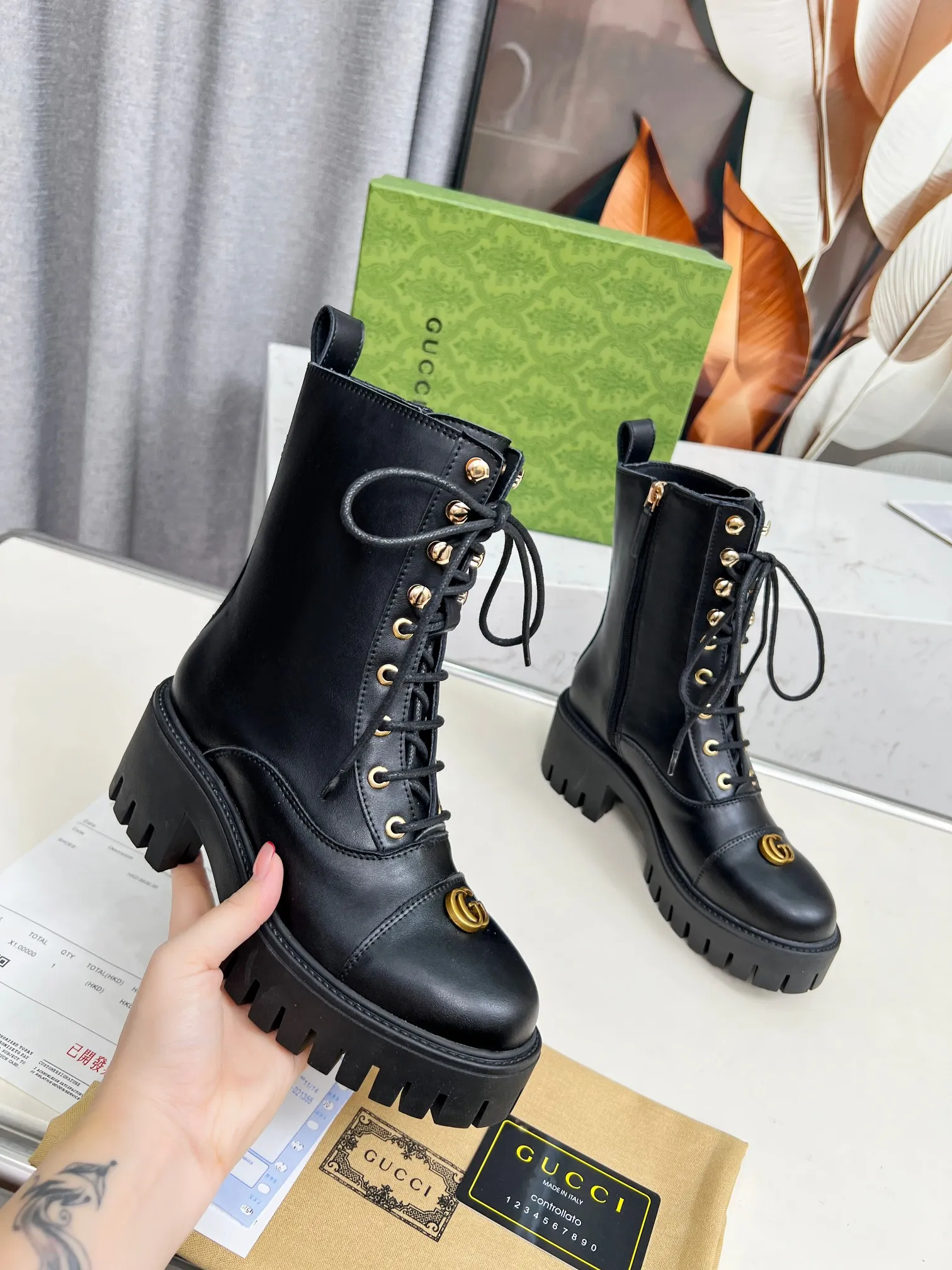 👟👟Ex-factory price 600👟👟 2025Gucci Gucci lace-up ankle boots. These lace-up ankle boots are made of Peugeot GG lace-up ankle boots. These lace-up ankle boots are carefully made of iconic GG cow leather, highlighting the brand's timeless and elegant aesthetic style. Featuring a bold silhouette, these ankle boots feature a rubber lug sole that provides secure support while giving the entire silhouette a modern, sophisticated feel. Lining: cowhide Heel height: 6 cm Size: 35-42#